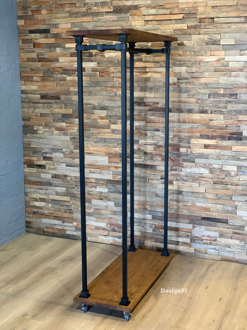 Kapstok Staand Kledinghanger met industrieel zwart metalen frame, vurenhouten planken en ruimte voor jassen, kleding en accessoires.
