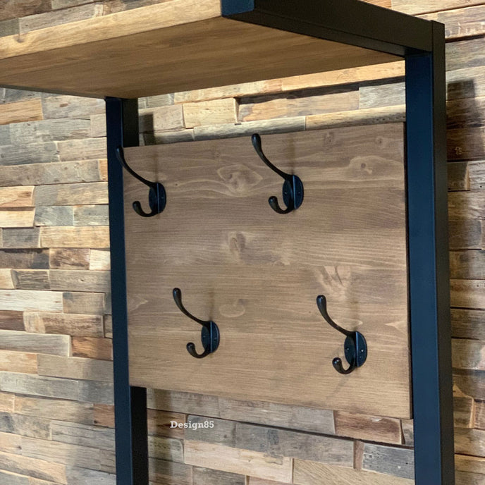 Moderne hal kapstok met zitbank, zwarte metalen frame en houten panelen