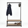 Kapstok zwart staand met taupe vurenhouten planken, zwart metalen frame, stevige zitbank en opbergruimte voor schoenen.