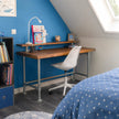 kinderbureau speels in een kinderkamer met een mooie blauwe muur.