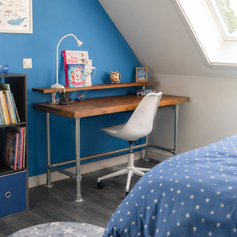 kinderbureau speels in een kinderkamer met een mooie blauwe muur.