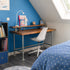 kinderbureau speels in een kinderkamer met een mooie blauwe muur.