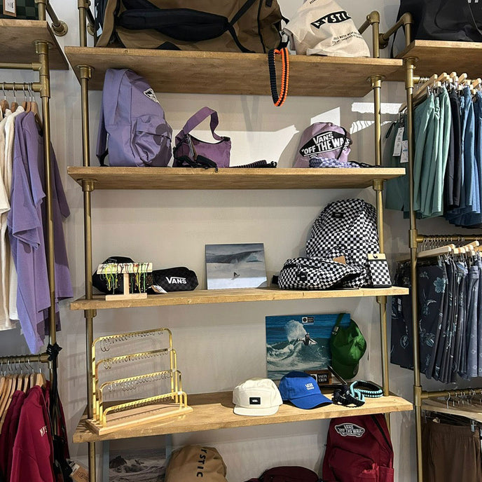 Industrieel opbergrek met kleding en woonaccessoires in een warme en sfeervolle setting