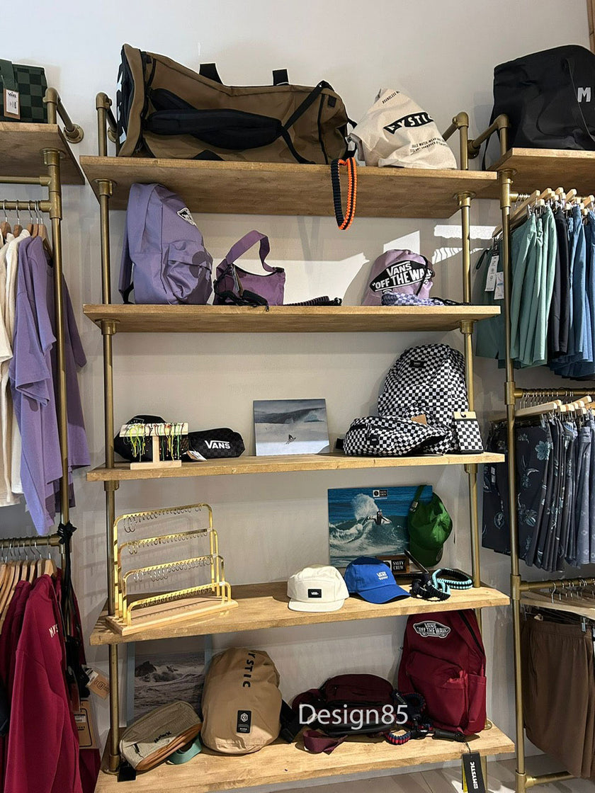 Industrieel opbergrek met kleding en woonaccessoires in een warme en sfeervolle setting