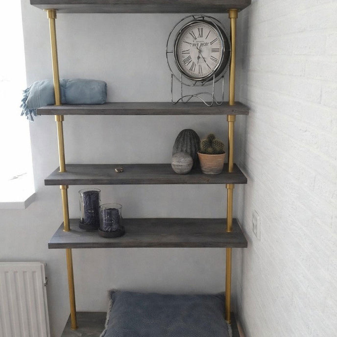 Design85 kledingrek met houten planken gebruikt als decoratief meubel in een stijlvol interieur