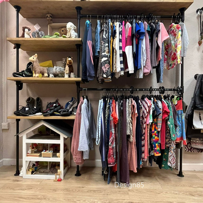 Kledingrek muur industrieel met houten planken en dubbele kledingroede in kinderkamer