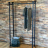 Industrieel kledingrek op wielen Display van Design85 met zwart stalen frame en houten planken.