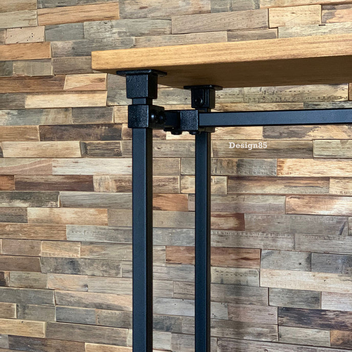 Verrijdbaar kledingrek Display met robuuste houten boven- en onderplank en zwart metalen kledingstang.
