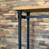 Verrijdbaar kledingrek Display met robuuste houten boven- en onderplank en zwart metalen kledingstang.