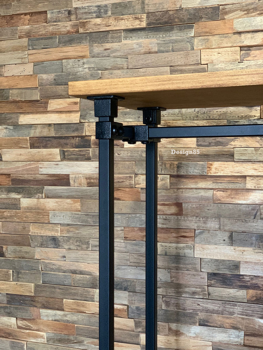 Verrijdbaar kledingrek Display met robuuste houten boven- en onderplank en zwart metalen kledingstang.