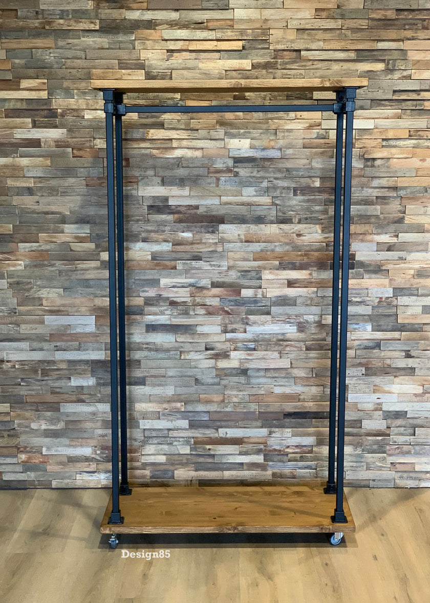 Kledingrek Display van Design85 met houten legplanken, zwarte stalen buizen en vier zwenkwielen.