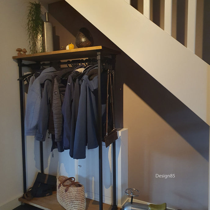 Vrijstaand kledingrek Display van hout en zwart staal met wielen, ideaal voor slaapkamer of kledingwinkel.
