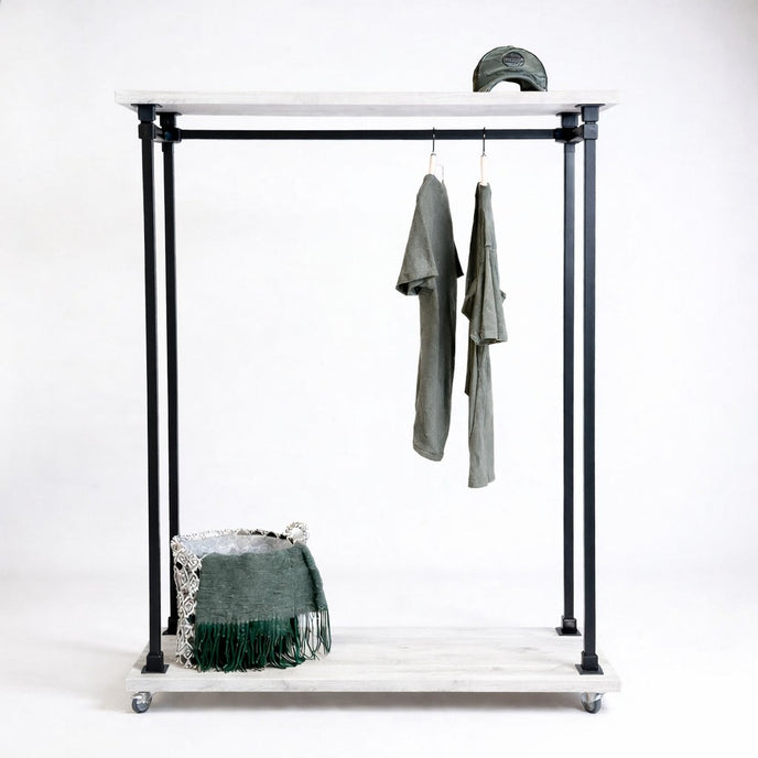 Kledingrek Wielen Display wit met witte houten planken en zwart stalen frame op witte achtergrond.