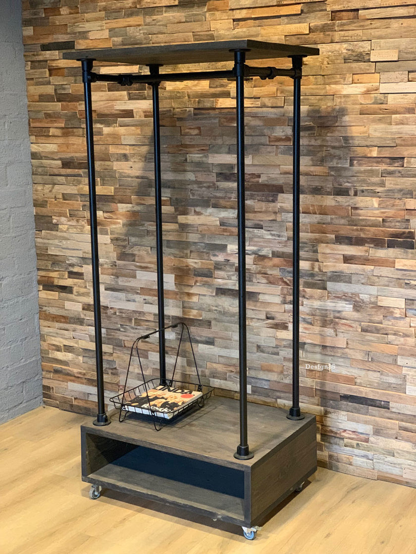 Vrijstaand industrieel kledingrek van Design85 met stevig buizenframe en houten schoenenrek.