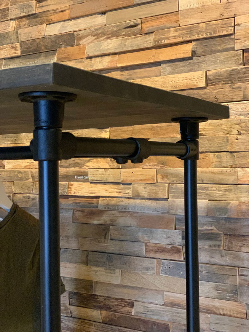 Kledingrek wielen Garderobe met zwarte steigerbuizen en praktische opbergruimte voor de slaapkamer.