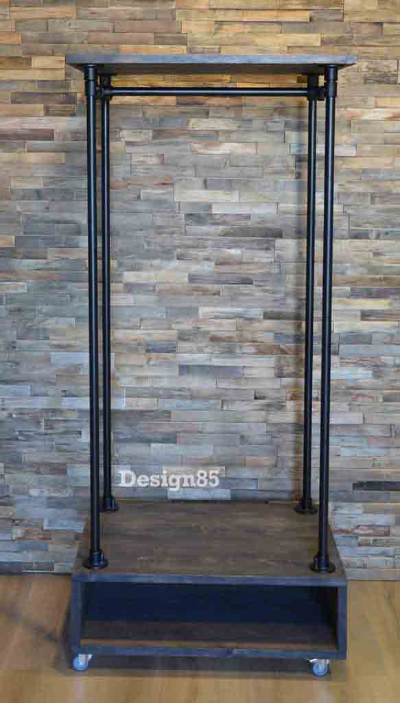 Kledingrek wielen Garderobe met robuust houten schoenenrek en zwart metalen buizenframe.