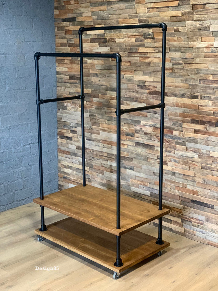 Stoer kledingrek op wielen van Design85 met ruimte voor kleding, schoenen en accessoires.