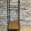Kledingrek wielen presentatie in zwart staal en hout, geschikt voor een winkel of showroom.