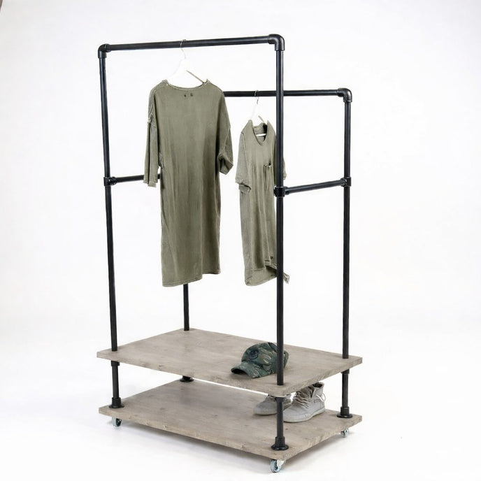 Verrijdbaar kledingrek met taupe houten planken, zwarte steigerbuizen en ruimte voor kleding en accessoires.
