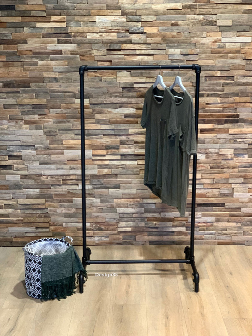 Industrieel kledingrek op wielen van zwart staal met twee shirts aan kledinghangers en een robuust buizenframe