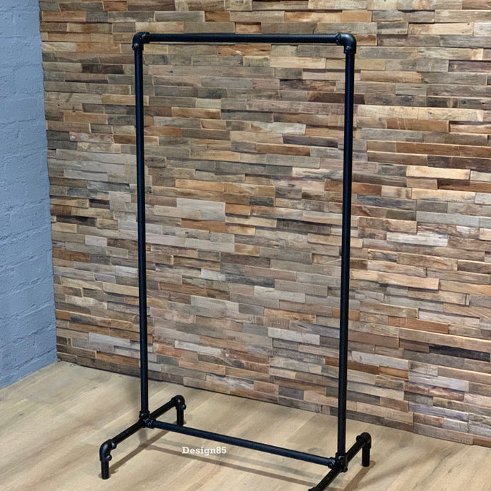 Kledingrek wielen Staal in industriële stijl met zwarte kledingstang en onderframe, ideaal voor slaapkamer of kledingwinkel.