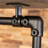 Close-up van de zwarte metalen buiskoppeling onder de houten plank van het kledingrek