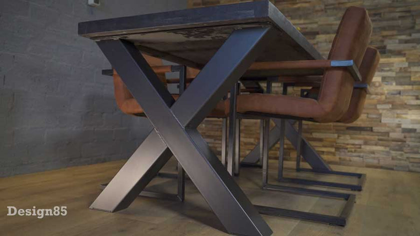 Kruispoot Tafel Water Met Stalen Tafelpoten