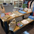 Industriële presentatietafel winkel met twee niveaus voor het stijlvol presenteren van kleding en accessoires.