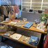 Presentatietafel winkel met stevig stalen onderstel en houten bladen voor een overzichtelijke productpresentatie.
