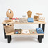 Presentatietafel winkel van onbehandeld vurenhout met zwart stalen onderstel voor kleding en accessoires.