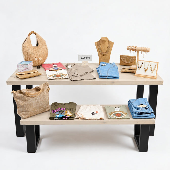 Presentatietafel winkel met wit gebeitste houten bladen en zwart stalen onderstel voor een stijlvolle presentatie van kleding en sieraden.