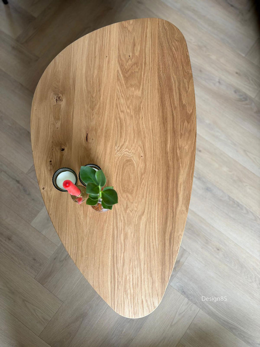 Industriële salontafel Kiezel van eikenhout met zwart stalen onderstel in woonkamer
