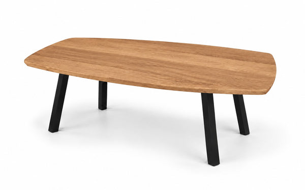 Salontafel ovaal Vince met naturel eikenhouten blad, afgeronde hoeken en vier schuine zwarte metalen poten.