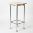 Industriële steigerbuis barkruk Basic met zwart metalen frame en houten zitting op witte achtergrond