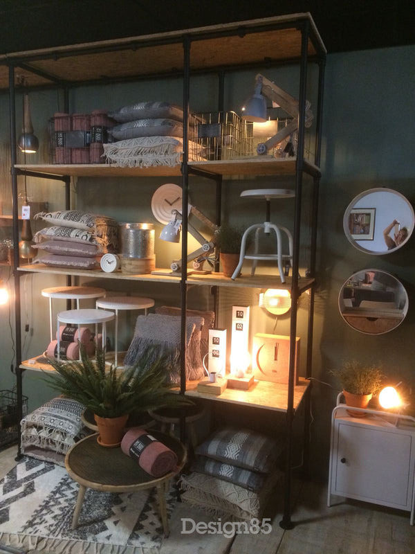 Steigerbuis kast met zwarte steigerbuizen en houten schappen waarin woonaccessoires worden gepresenteerd.