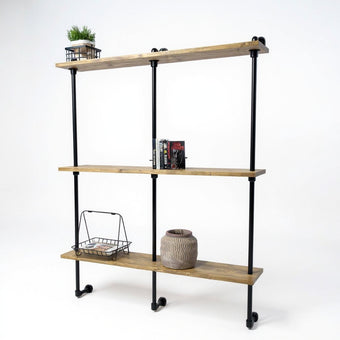 steigerbuis kast wand met houten legplanken en zwart metalen frame voor woonkamer of kantoor