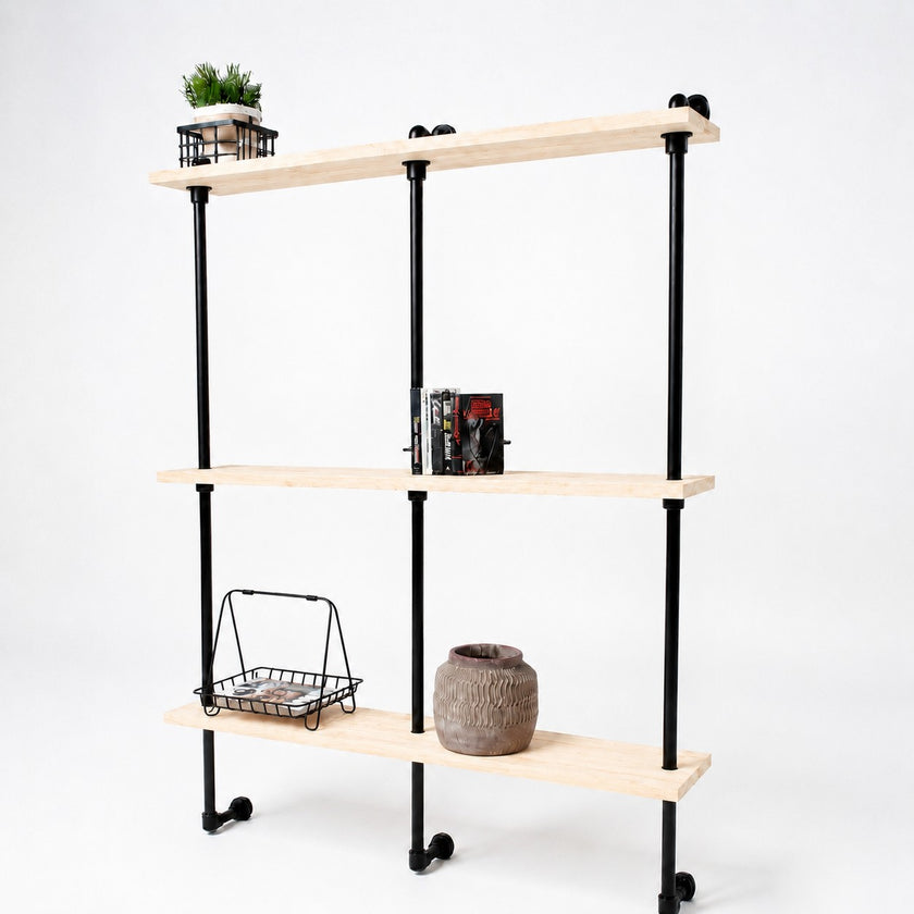 Industriële open wandkast van steigerbuizen en onbehandeld vurenhout met strak design