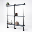steigerbuis wandkast met houten planken en zwart metalen frame voor decoratie en opbergen