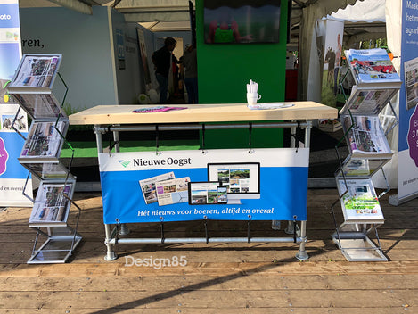 Steigerbuis tafel met verzinkte steigerbuizen geleverd voor een beursopstelling.4