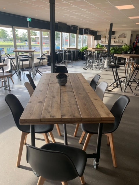 Industriële eettafel van steigerbuizen met robuust oud steigerhouten tafelblad.
