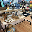 Steigerbuis tafel presentatie waarbij accessoires in een winkel worden gepresenteerd in verschillende hoogtes.