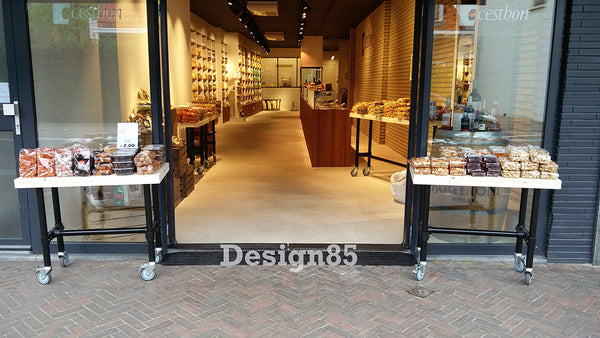 Steigerbuis tafel zwart op maat gemaakt voor een delicatesse winkel waar nootjes op worden gepresenteerd.