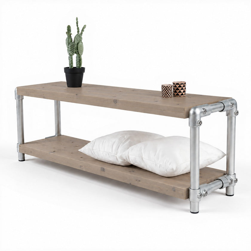 Steigerbuis TV meubel naturel met twee taupekleurige houten schappen en een industrieel onderstel van zilverkleurige buizen.