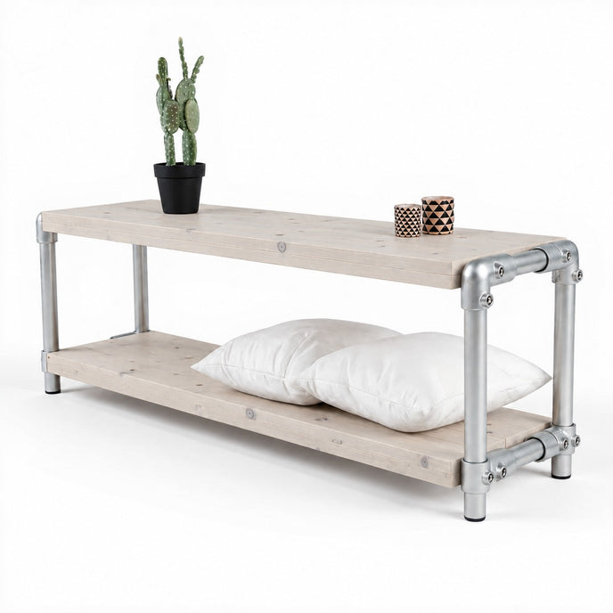 Steigerbuis TV meubel naturel met twee wit gebeitste houten planken en een stevig onderstel van zilverkleurige steigerbuizen.