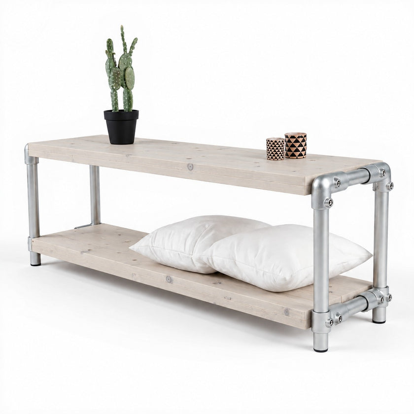 Steigerbuis TV meubel naturel met twee wit gebeitste houten planken en een stevig onderstel van zilverkleurige steigerbuizen.