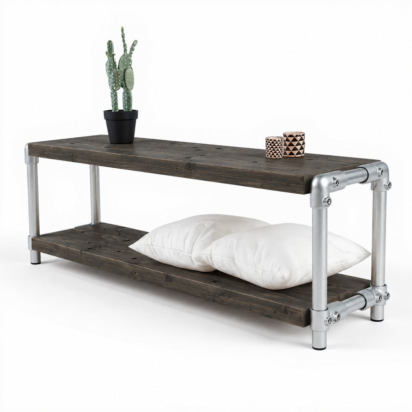 Industrieel TV meubel naturel met twee zwart gebeitste houten schappen en een robuust zilverkleurig steigerbuizen frame.