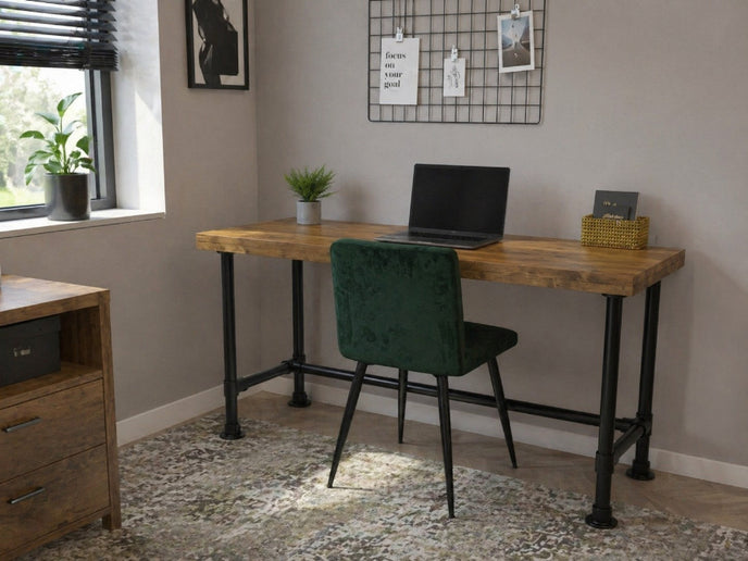Vintage bureau van massief hout met industrieel zwart stalen onderstel, geplaatst in een moderne werkkamer met groene stoel, laptop en natuurlijke lichtinval