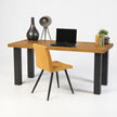 Vintage bureau helder met bruin vurenhouten blad en zwart metalen onderstel, warm en industrieel bureau