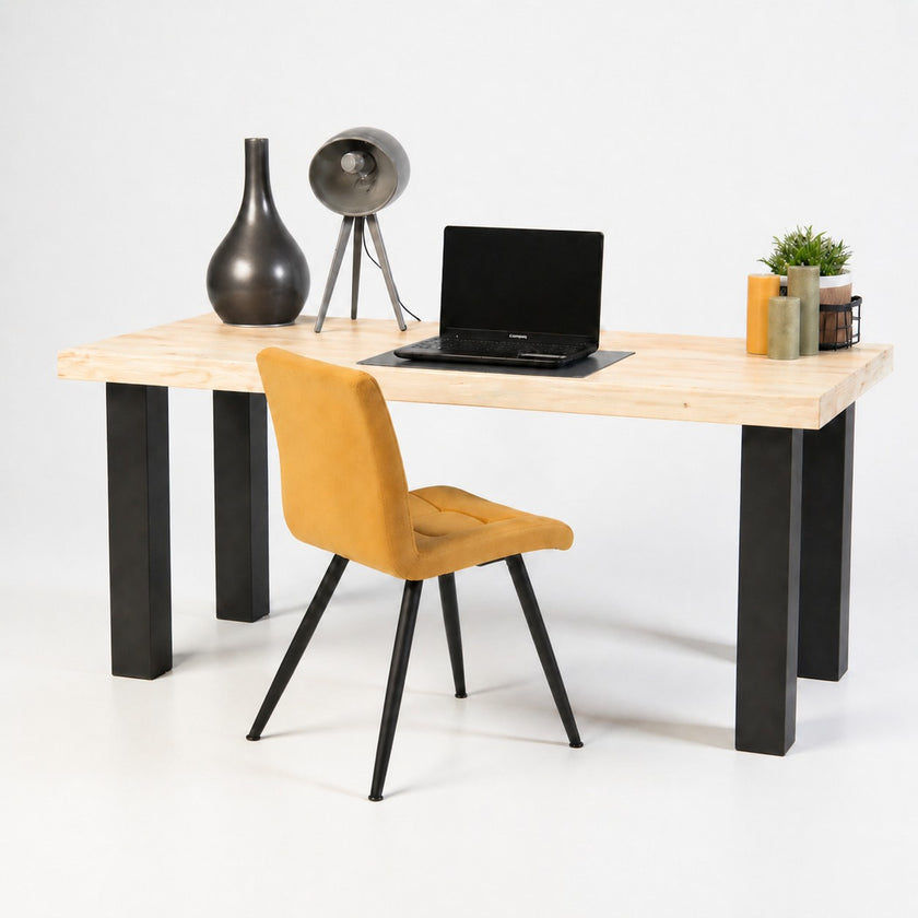 Vintage bureau helder met onbehandeld vurenhouten blad en zwart metalen frame, natuurlijk en robuust bureau