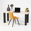 Vintage bureau helder met wit behandeld vurenhouten blad en zwart metalen poten, modern en licht industrieel bureau